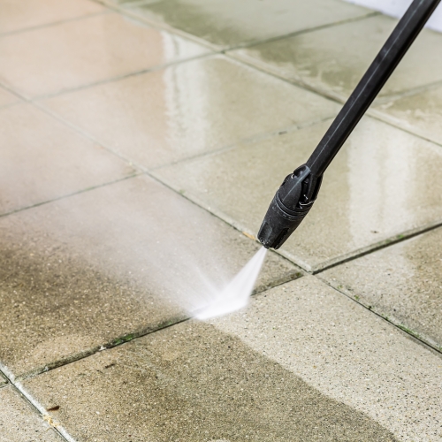 Effektiv algebehandling af fliser i Slagelse og Holbæk hvor professionel fliserens og rensning af fliser fjerner alger og belægninger og giver et rent resultat