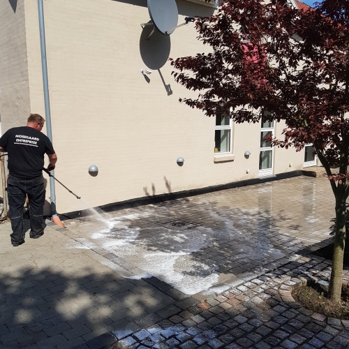Fliserens i Sorø og Dianalund samt omegn hvor rensning af fliser effektivt fjerner snavs og belægninger