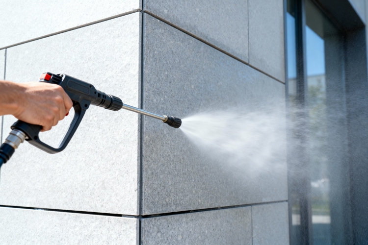 Rensning af facader i Slagelse og Holbæk samt omegn hvor facade rensning fjerner snavs og giver et renere udtryk